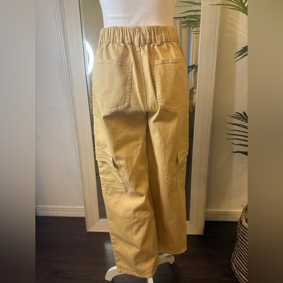 Forever 21 Tan Cargo Jeans with White Stitching - Picture 6 of 6